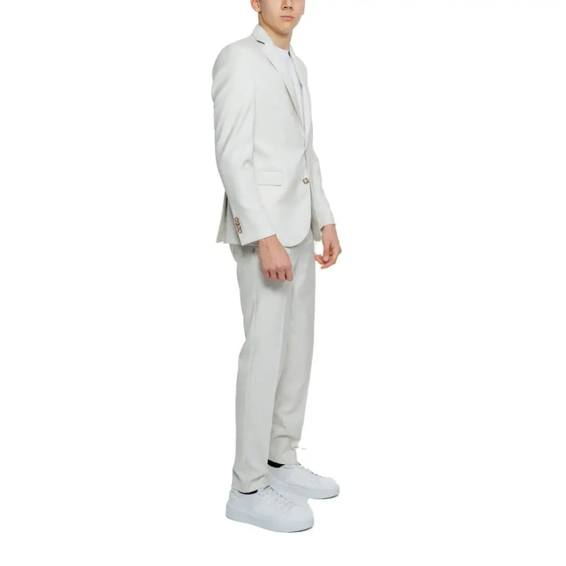 Mulish Herrenanzug, beige, schmal geschnitten, aus Polyester-Viskose-Mischgewebe, bestehend aus einem eleganten, hellgrauen, taillierten, einreihigen Sakko und passender Hose.