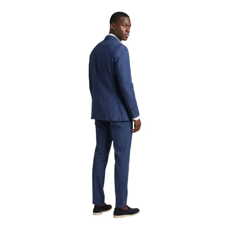 Mulish Der hellblaue Herrenanzug mit Nadelstreifen aus Polyester von Carducci besteht aus einem taillierten, marineblauen Nadelstreifenanzug mit passender Hose.