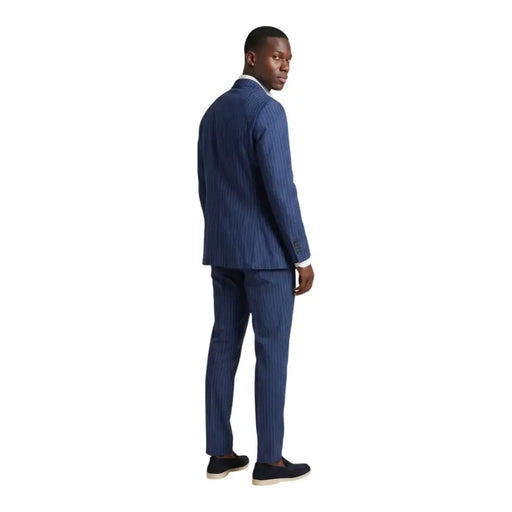 Mulish Der hellblaue Herrenanzug mit Nadelstreifen aus Polyester von Carducci besteht aus einem taillierten, marineblauen Nadelstreifenanzug mit passender Hose.