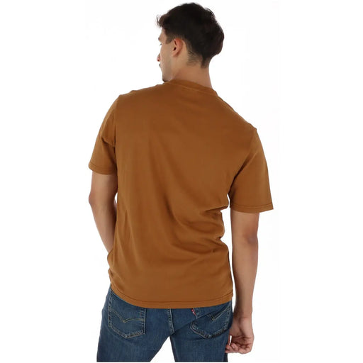 Napapijri Herren-T-Shirt aus Baumwolle in Kamelfarbe mit Rundhalsausschnitt, kurzen Ärmeln und dezenten Ziernähten im klassischen Design.
