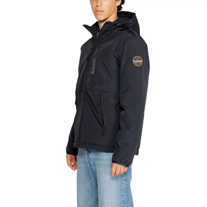 Schwarz napapijri Herrenjacke mit Kapuze, rundem Logo-Patch am Ärmel und vertikalem Markenlogo entlang der Reißverschlusstaschen vorne.