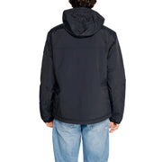 Napapijri Schwarze Herrenjacke mit Kapuze aus glattem, wasserabweisendem Material, dezenten Nähten und Reißverschlusstaschen vorne.