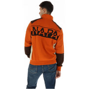 Rückansicht von napapijri Herren-Sweatshirt, orangefarben, aus Baumwolle, mit Rollkragen und Reißverschluss, dazu eine orange-braune Trainingsjacke und schwarze Schriftzüge