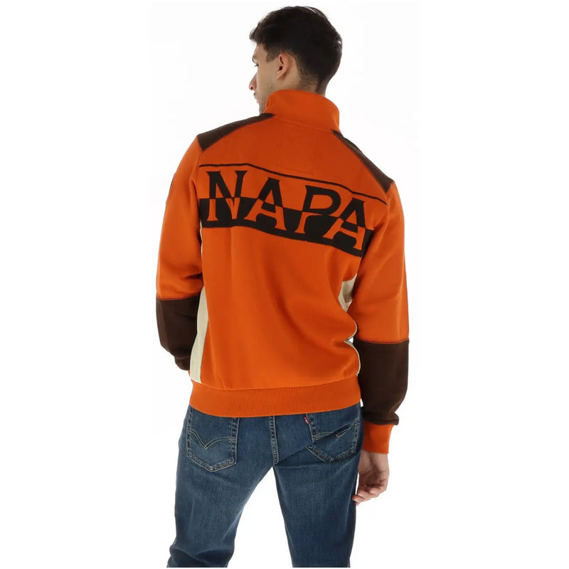 Rückansicht von napapijri Herren-Sweatshirt, orangefarben, aus Baumwolle, mit Rollkragen und Reißverschluss, dazu eine orange-braune Trainingsjacke und schwarze Schriftzüge