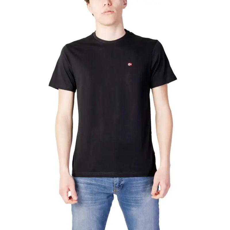 Schwarzes, kurzärmeliges Baumwollshirt mit Rundhalsausschnitt t-shirt für Männer von Napapijri mit einem kleinen rot-weißen Logo auf der linken Brust