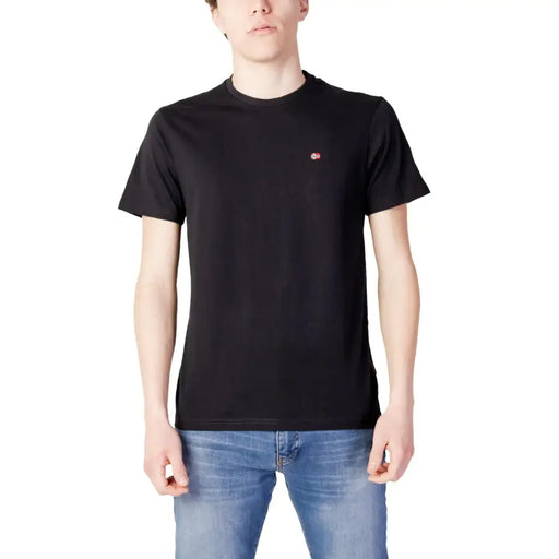Schwarzes, kurzärmeliges Baumwollshirt mit Rundhalsausschnitt t-shirt für Männer von Napapijri mit einem kleinen rot-weißen Logo auf der linken Brust