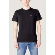 Napapijri Männer t-shirt Schwarzes, kurzärmeliges T-Shirt mit Rundhalsausschnitt und kleinem, gesticktem Flaggenlogo auf der linken Brust.
