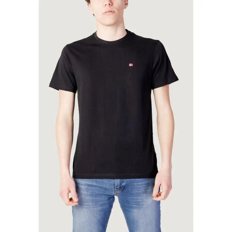 Napapijri Männer t-shirt Schwarzes, kurzärmeliges T-Shirt mit Rundhalsausschnitt und kleinem, gesticktem Flaggenlogo auf der linken Brust.