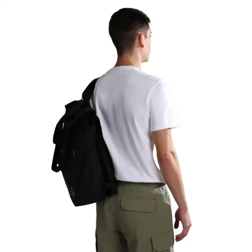 Schwarzer Canvas-Rucksack mit dezentem Logo-Patch unten vorne, geeignet für Herren und den Freizeitgebrauch. napapijri