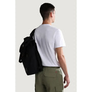 Schwarzer Rucksack mit dezentem Logo-Patch an der unteren Seite, von hinten gesehen. napapijri Herren-T-Shirt-Produkt