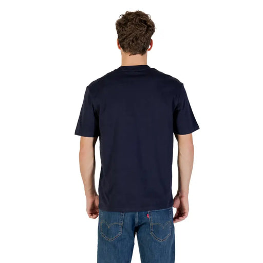 Marineblaues, kurzärmeliges Baumwollhemd t-shirt mit Rundhalsausschnitt und rotem Riegel an der unteren Rückennaht von Napapijri Männer T-shirt Rückansicht