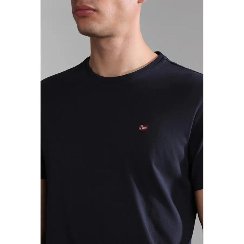 Napapijri Männer t-shirt Schwarzes, kurzärmeliges Baumwollhemd mit kleiner, gestickter norwegischer Flagge auf der linken Brust.