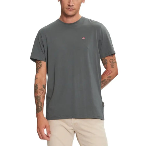 Napapijri Männer t-shirt Dunkelgraues, kurzärmeliges Rundhals-T-Shirt mit gestickter norwegischer Flagge und schwarzem Saumetikett