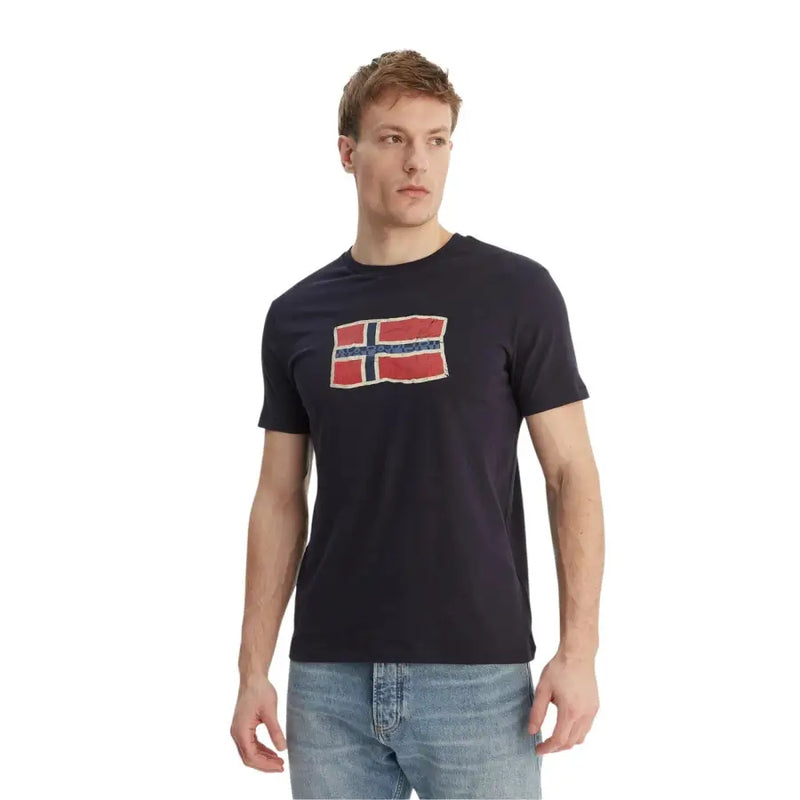 Napapijri Herren-T-Shirt, dunkelblau, kurzärmelig, aus Baumwolle, mit einem Motiv der norwegischen Flagge im Vintage-Stil im Used-Look auf der Brust