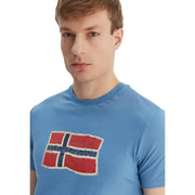 Napapijri Herren-T-Shirt, hellblau, Baumwolle, Kurzarm, Rundhalsausschnitt, mit Used-Look-Vintage-Grafik der norwegischen Flagge.