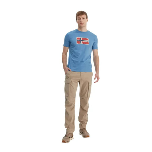 Napapijri Herren-T-Shirt, hellblau, Baumwolle, Kurzarm, Rundhalsausschnitt, mit aufgedruckter norwegischer Flagge auf der Brust