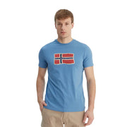 Napapijri Herren-T-Shirt, hellblau, Baumwolle, Kurzarm, Rundhalsausschnitt, mit aufgedruckter norwegischer Flagge im Used-Look auf der Vorderseite