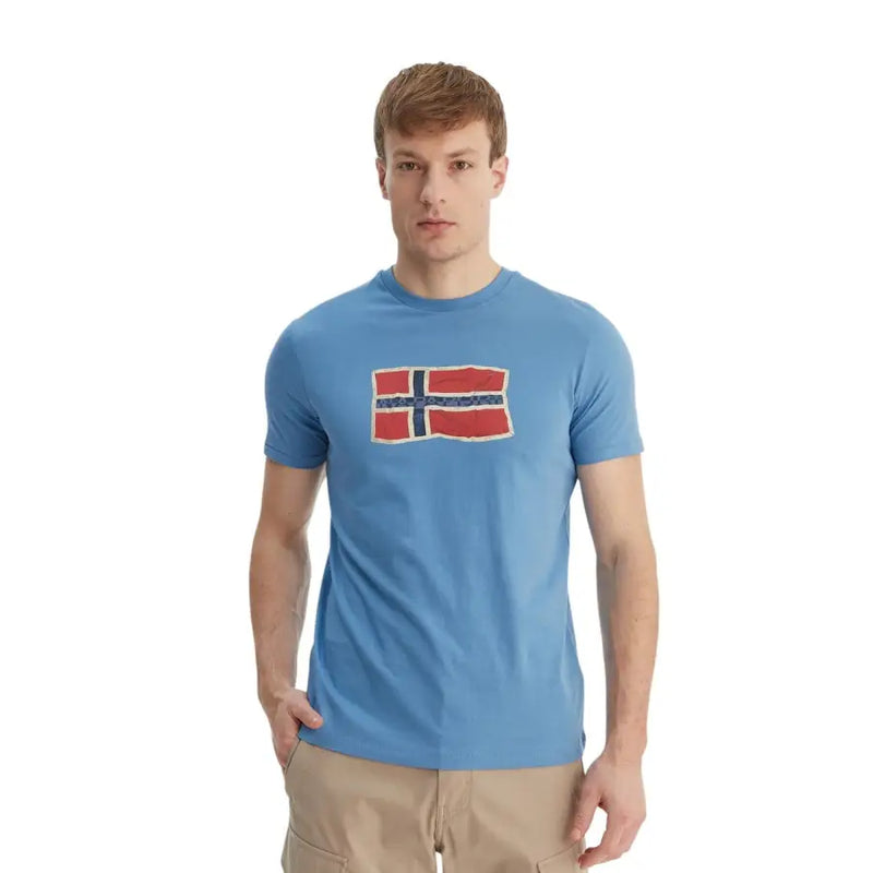 Napapijri Herren-T-Shirt, hellblau, Baumwolle, Kurzarm, Rundhalsausschnitt, mit aufgedruckter norwegischer Flagge im Used-Look auf der Vorderseite
