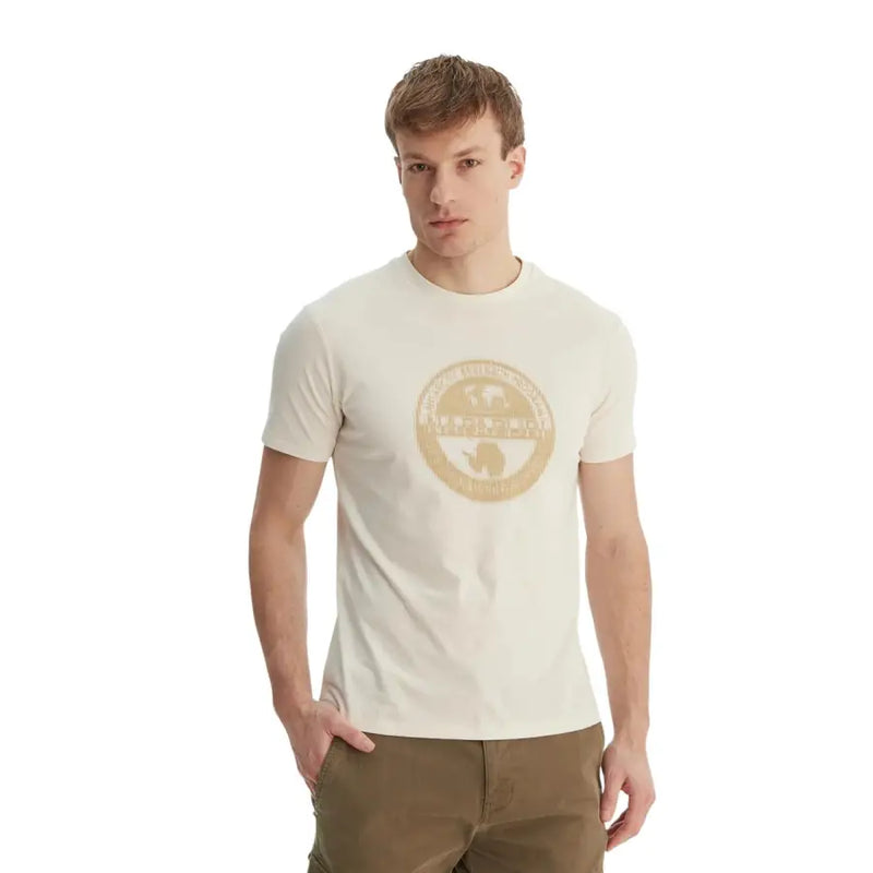 Napapijri Herren-T-Shirt, cremefarben, Baumwolle, Kurzarm, Rundhalsausschnitt mit kreisförmigem, goldfarbenem Elefantenmotiv