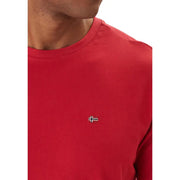 Napapijri Rotes Herren-T-Shirt mit kurzen Ärmeln aus Baumwolle und einer kleinen, gestickten norwegischen Flagge auf der linken Brust.