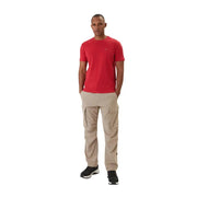 Beige Cargohosen mit mehreren Seitentaschen und dezenten napapijri Logo auf dem linken Oberschenkel, kombiniert mit einem roten Baumwoll-T-Shirt