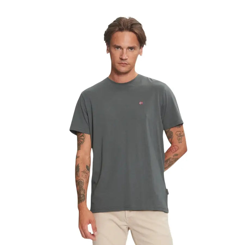 Napapijri Herren-T-Shirt, dunkelgrau, kurzärmelig, aus Baumwolle mit kleinem roten Logo auf der linken Brust, für die Freizeit.