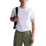 Napapijri Männer t-shirt Weißes, kurzärmeliges Oberteil mit Rundhalsausschnitt und kleiner, gestickter norwegischer Flagge auf der linken Brustseite.