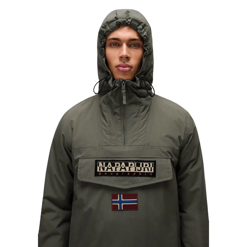Napapijri Steppjacke Rainforest Winter 3 für Herren in Olivgrün mit aufgesetzter Vordertasche und norwegischem Flaggenemblem, Vorderansicht