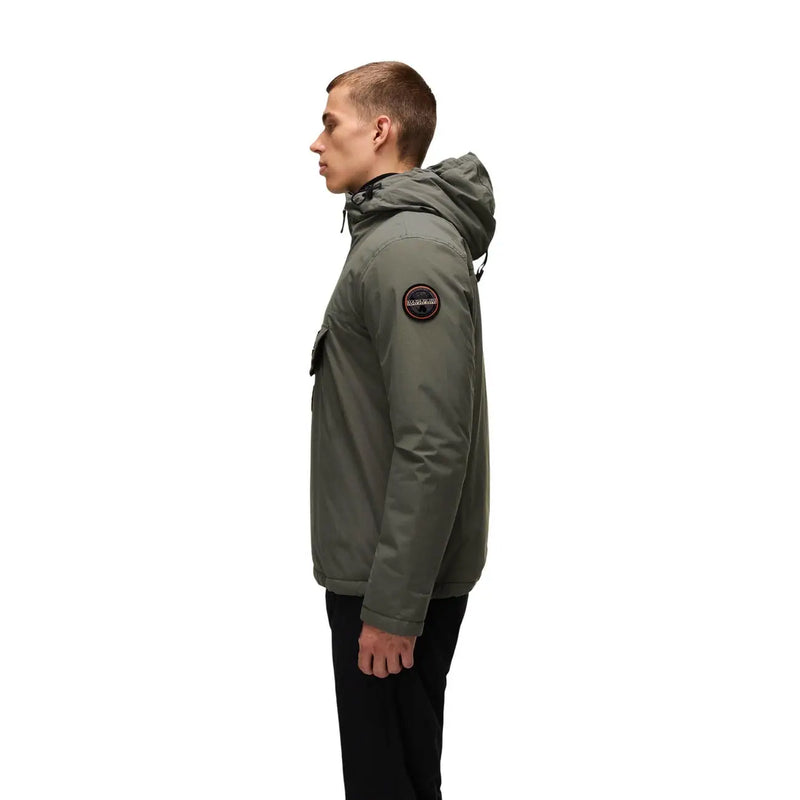Napapijri Steppjacke Rainforest Winter 3 für Herren in Olivgrün mit Kapuze und rundem Aufnäher am linken Ärmel, Vorderansicht