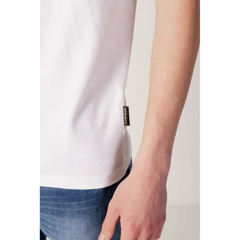 Weiß t-shirt mit goldenem Logo und Taschenverzierung.