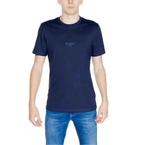 Marineblau Guess Männer T-Shirt wird zu blauen Jeans getragen, modische und legere Kleidung