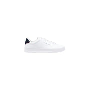 Weißer Tommy Hilfiger Sneaker mit marineblauer Leder-Fersenlasche und dezentem seitlichem Logo sowie weißer Sohle