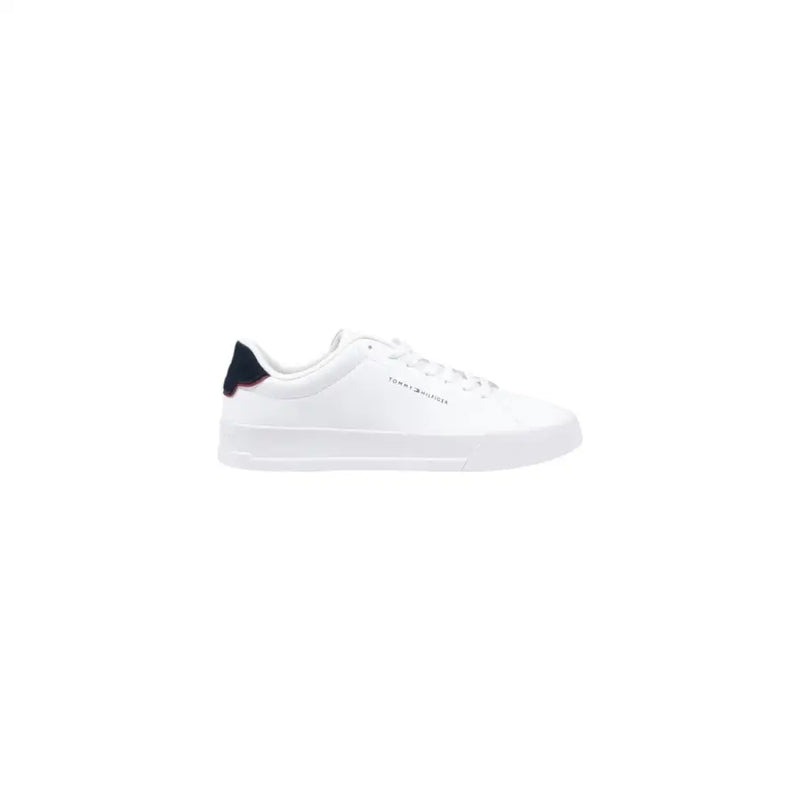 Weißer Tommy Hilfiger Sneaker mit marineblauer Leder-Fersenlasche und dezentem seitlichem Logo sowie weißer Sohle