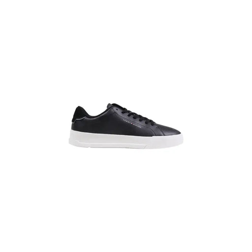 Schwarzes Leder niedrigtop Sneaker mit weißer Sohle und Schnürsenkeln, klassisches Design.