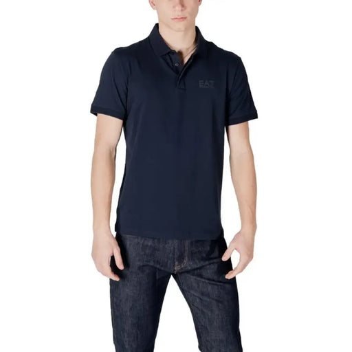 Marineblaues Poloshirt, abgebildet in der Produktpräsentation des beigen Herren-Poloshirts aus Baumwollmischgewebe EA7