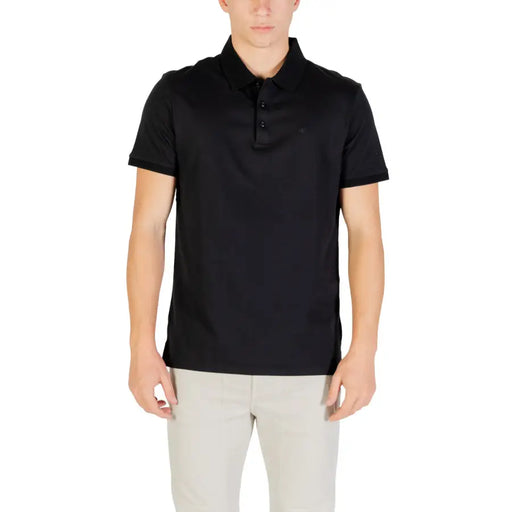 Schwarzes Poloshirt mit kurzen Ärmeln und Kragen aus Baumwolle.