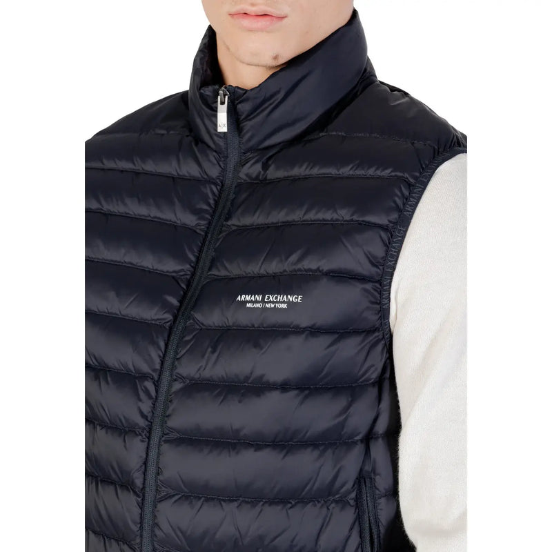 Schwarze Steppweste mit hohem Kragen, Frontreißverschluss und armani exchange Logo auf der Brust in Marineblau gestickt – Produktliste