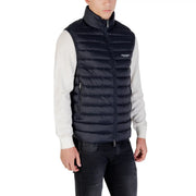Schwarze, gesteppte Daunenweste mit hohem Kragen und Frontreißverschluss Armani Exchange Logo auf der Brust des marineblauen Steppwestenprodukts