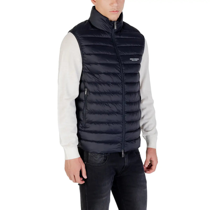 Schwarze, gesteppte Daunenweste mit hohem Kragen und Frontreißverschluss Armani Exchange Logo auf der Brust des marineblauen Steppwestenprodukts