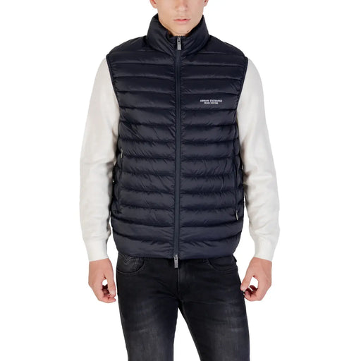 Marineblaue Steppweste mit hohem Kragen, Frontreißverschluss und armani exchange Logo auf der Brust