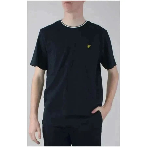 Marineblau Lyle & Scott Männer t-shirt mit gelbem Logo und weißem Kragenbesatz
