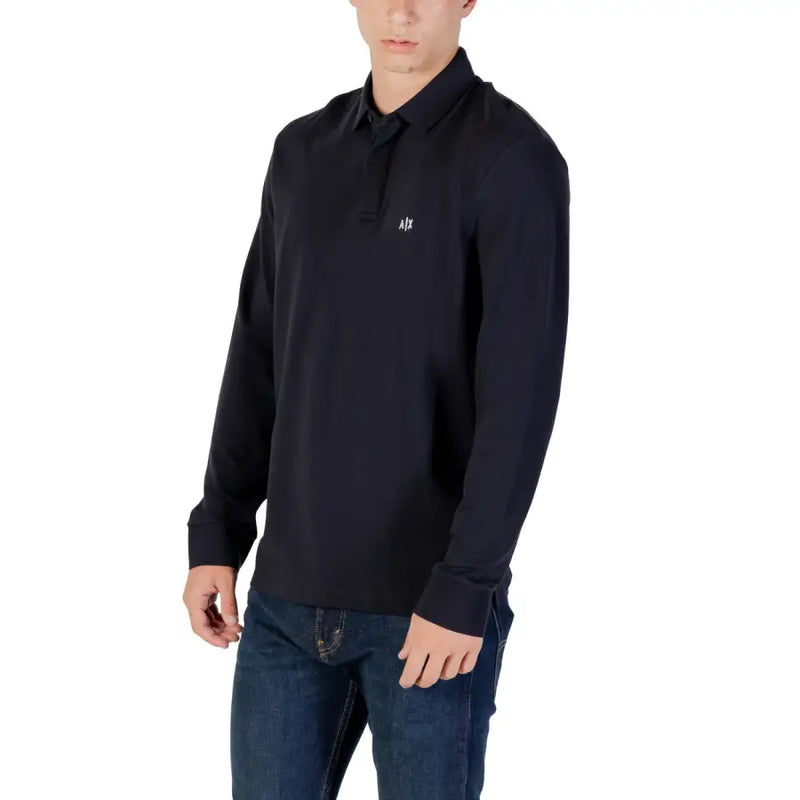 Schwarzes langärmeliges Poloshirt mit dezentem weißen Logo auf der Brust, geeignet für Freizeit und Beruf.