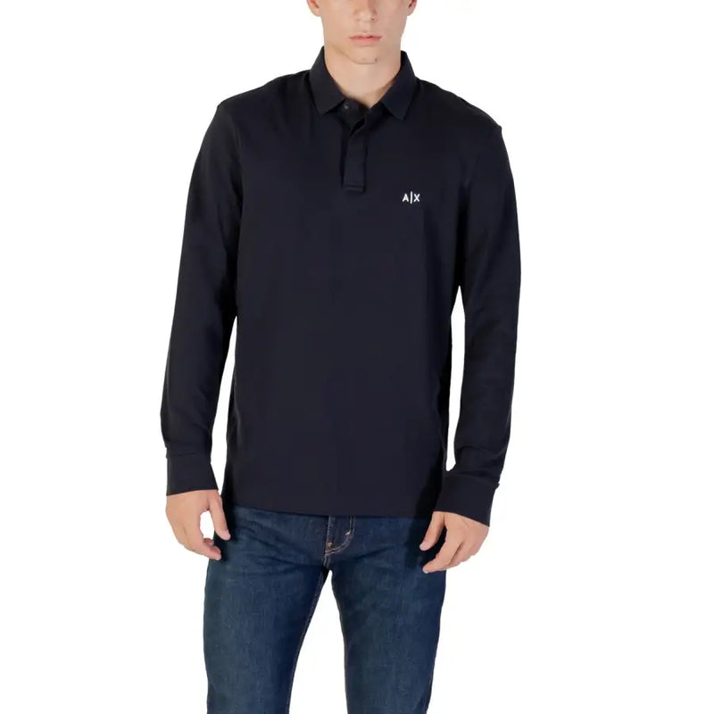 Schwarzes langärmeliges Poloshirt mit dezentem weißen Logo auf der Brust, geeignet für Freizeit und Beruf.