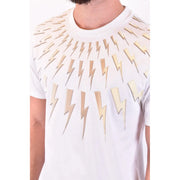 Neil Barrett Männer t-shirt Weißer Baumwollstoff mit einem auffälligen, metallisch-goldenen Blitzmuster vom Halsausschnitt bis zum Obermaterial