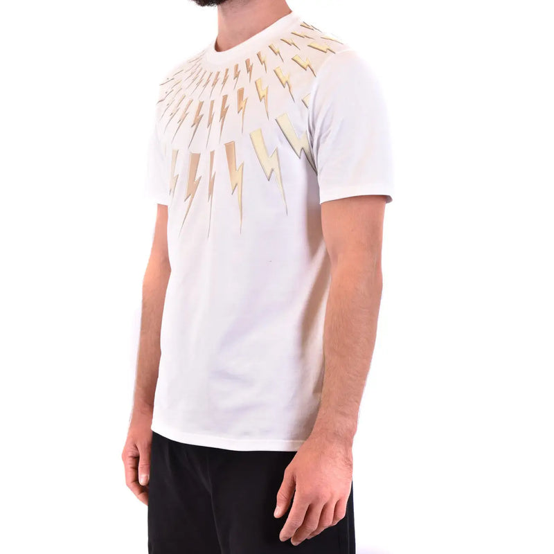 Neil Barrett Männer t-shirt aus weißer Baumwolle mit kurzen Ärmeln und einem auffälligen goldfarbenen Blitzmotiv von den Schultern.