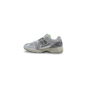 New Balance Herren-Sneaker 1906r, grau, aus Synthetik, mit Schnürung, Mesh-Einsätzen und limettengrünen Fersendetails, von hinten gesehen.