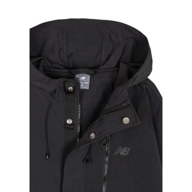 New Balance Schwarzer Herrenblazer aus Nylon mit Kapuze, Reißverschluss, matter Oberfläche und dezentem grauen Logo auf der Brust