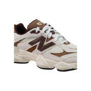 New Balance Braune Herren-Sneaker aus Wildleder im cremefarbenen und braunen 990v3-Design mit klobiger Zwischensohle