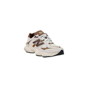 New Balance Braune Wildleder-Sneaker für Herren mit weißen Akzenten und klobiger Sohle für den Freizeitbereich