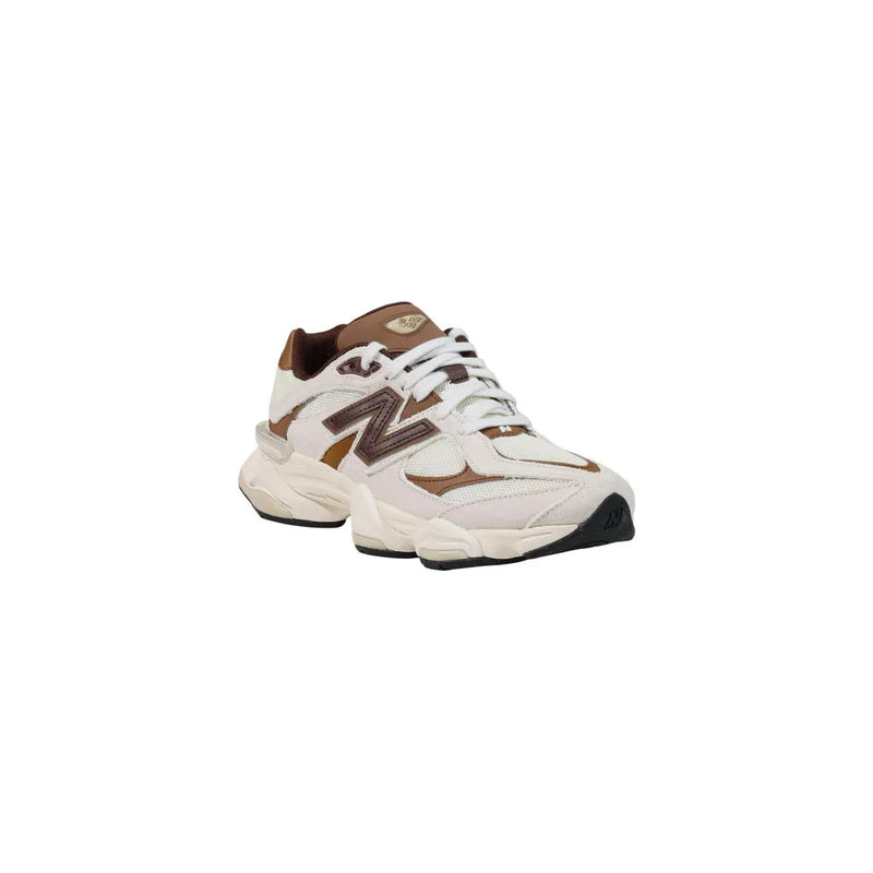 New Balance Braune Wildleder-Sneaker für Herren mit weißen Akzenten und klobiger Sohle für den Freizeitbereich